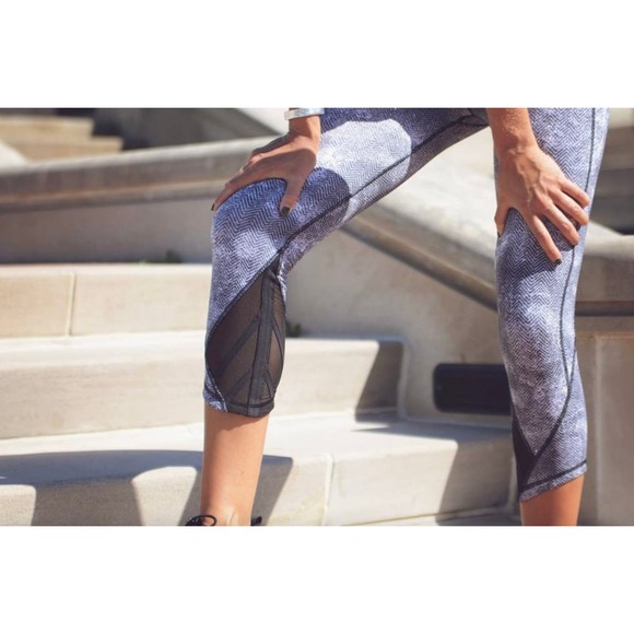 Lululemon Essential Rhythm Crop Legging In Diffusion Black White Size 10 - Picture 3 of 16